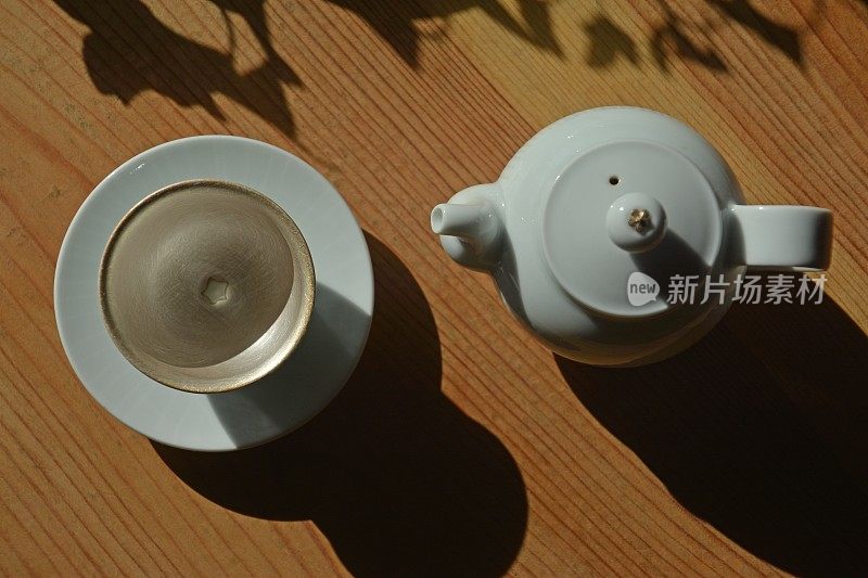 VA 119茶壶和茶杯下的影子
